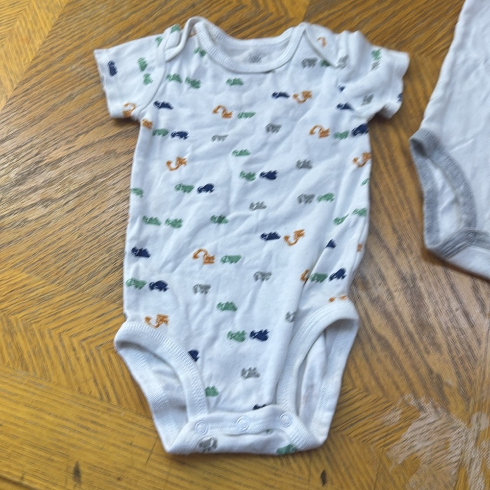 Carter’s onesies - Picture 2 of 9